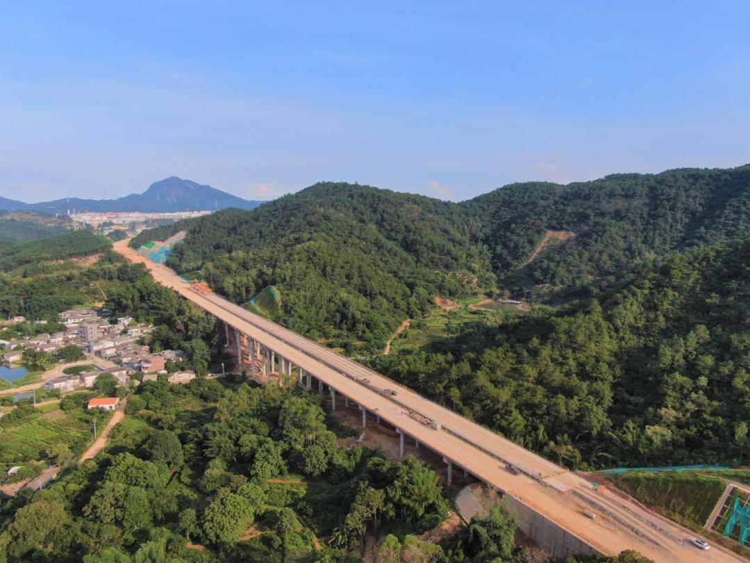 今年各市至少建设一所新学校，教育发展的必然趋势