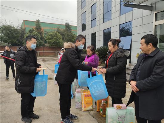 鼓励与老人共同生活或就近居住，构建跨代和谐共融的社会新风尚