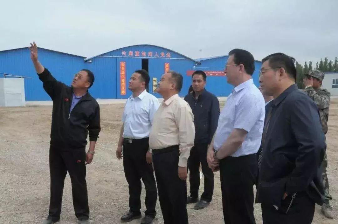 鼓励与老人共同生活或就近居住，构建跨代和谐共融的社会新风尚