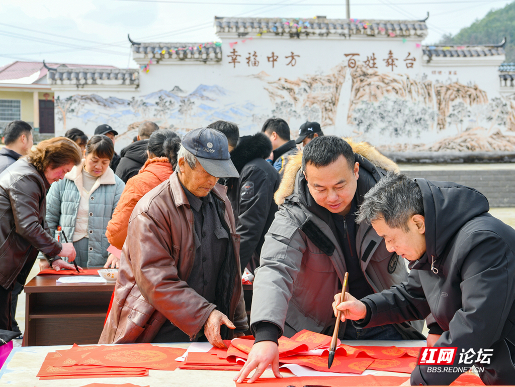 阳原县向老干部赠送年历，传承历史，共筑未来