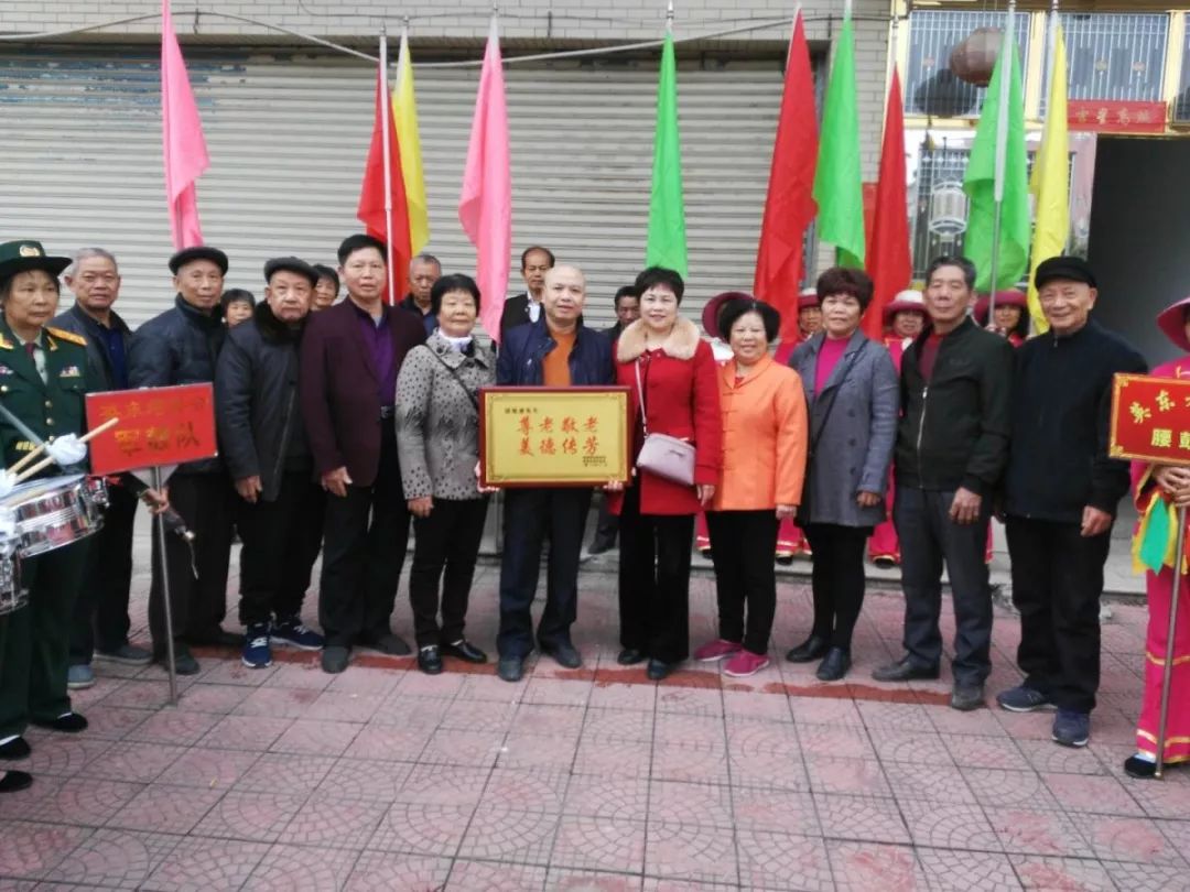 满城县向为老服务的老干部赠匾，致敬岁月中的奉献者