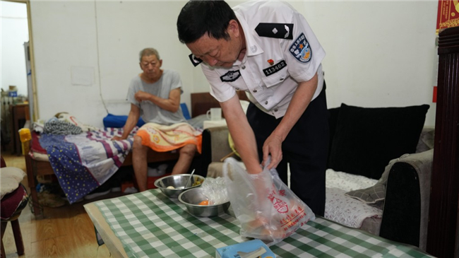 孤寡老人的暖心守护者，他的角色超越血缘 或 孤寡老人的好儿子，温暖守护的图景