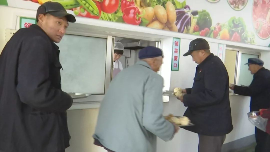 他是孤寡老人的好儿子 图