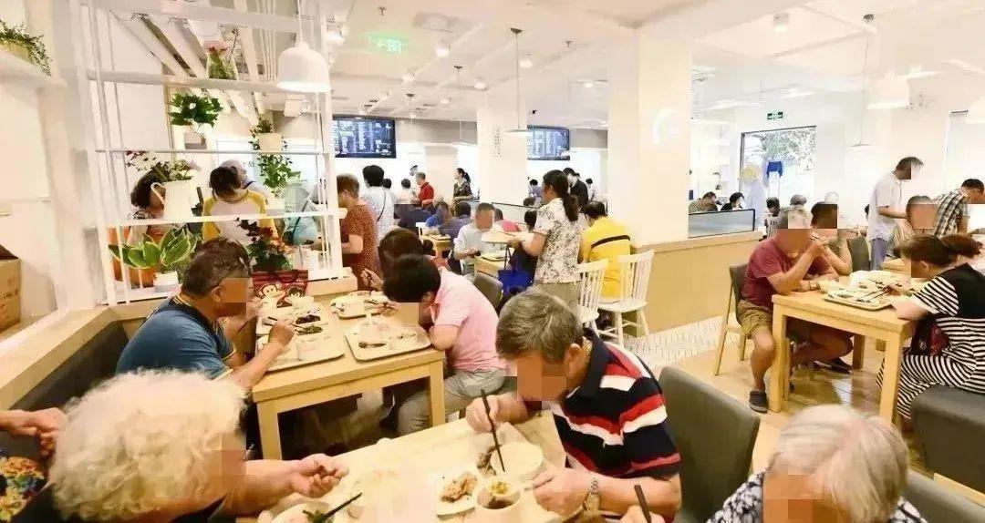 人到老年如何养老，智慧与关怀并重