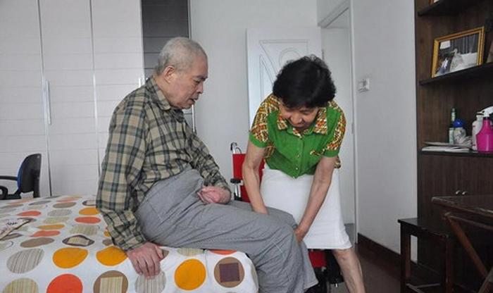 养老院中的人与老年钱的交织