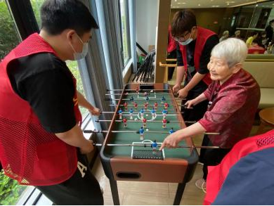 老年人在养老院打游戏，一种全新的养老方式与生活乐趣