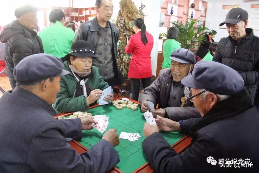 老年人多少岁开始养老，探讨与解析