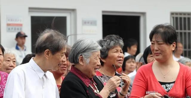 老年人选择攒钱住养老院，深思熟虑的明智之举
