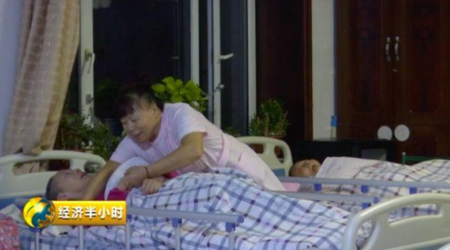 养老护理员日常关怀，为老年人刷牙的重要性