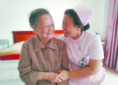养老护理员，为老年人刷牙的日常关怀与重要性