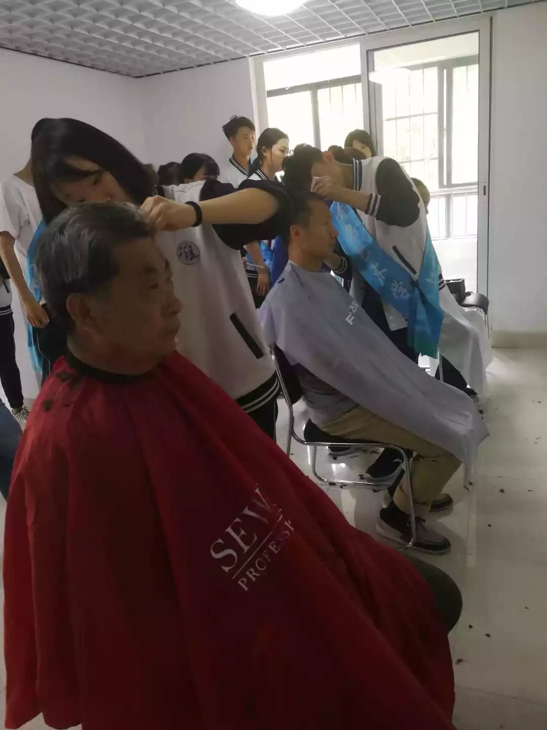 养老院老年人绘画课程的魅力与挑战