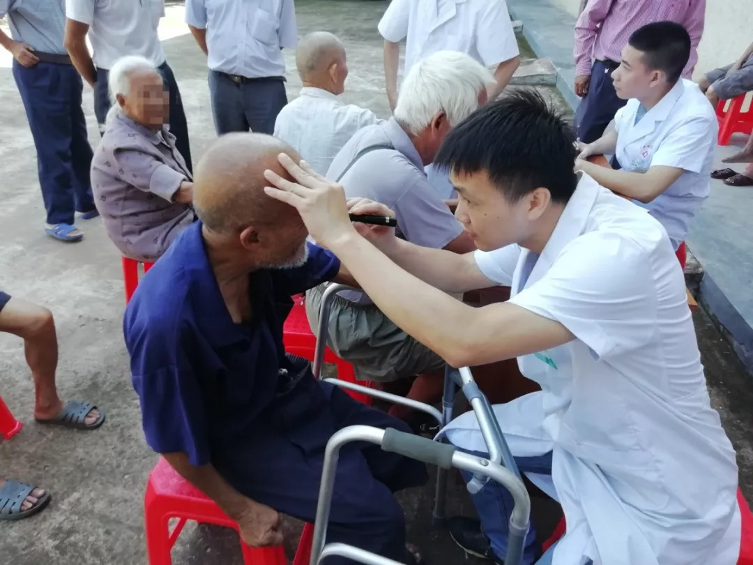 老年人进养老院抑郁，成因与应对策略