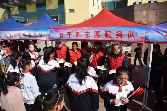 记濮阳市老干部学雷锋志愿服务队，传承雷锋精神，照亮社区之光