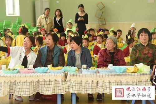 社区老年人欢庆时光，纪念老年节与重阳节的欢乐盛典