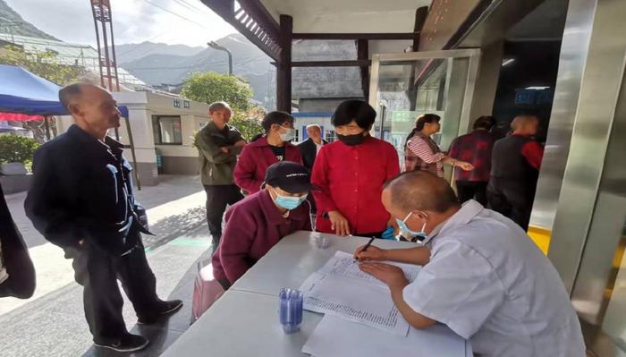 岚皋县省人民医院老年健康检查活动，关爱与专业同行