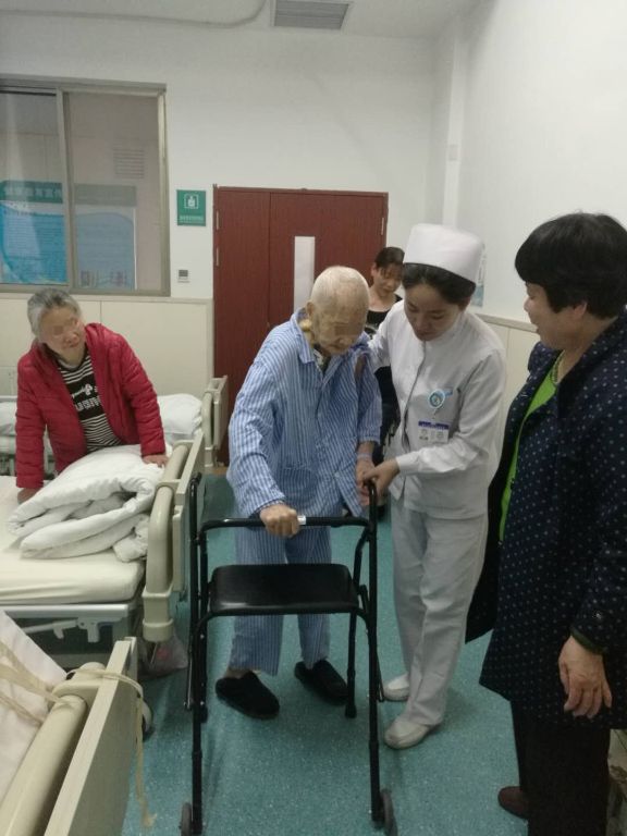 郑州大学二附院，为老年人提供全面细致的健康检查服务